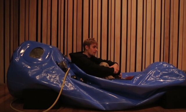 OPPBLÅSBART: Justin Bieber demonstrerer hvordan trykkammeret brukes. Foto: YouTube OPPBLÅSBART: Justin Bieber demonstrerer hvordan trykkammeret brukes. Foto: YouTube